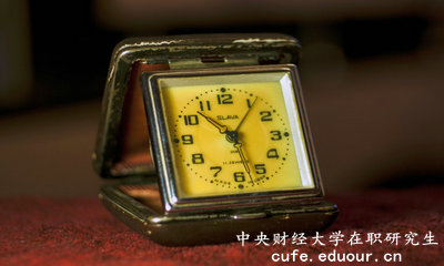 中央財經(jīng)大學(xué)保險學(xué)在職研究生申碩考試什么時(shí)候報名？